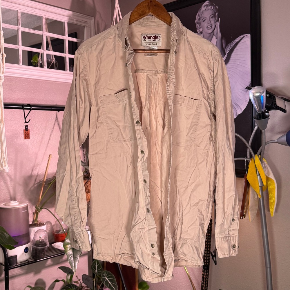 Wrangler Rugged Wear Button Down Mens L Tan  Wrinkle Resist Cotton Utility